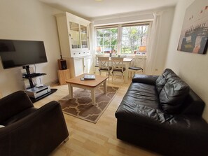 TV, video games, DVD player, stereo - Strandkrabbe - Holiday home Strandkrabbe - close to the beach, 3 bedrooms, garden (Wyk auf Föhr)