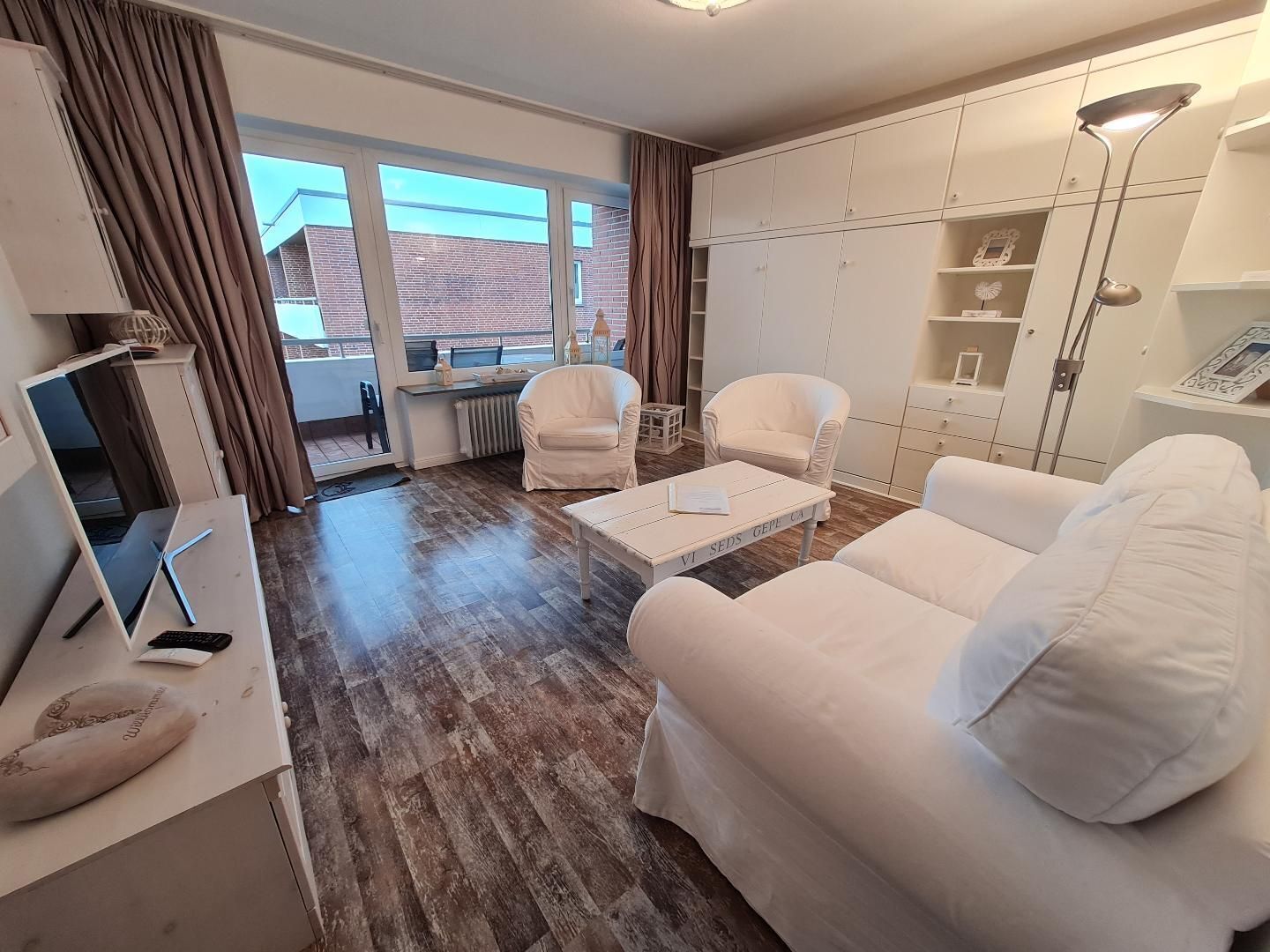 Een televisie, een dvd-speler en een stereo