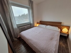 2 bedrooms, iron/ironing board, WiFi