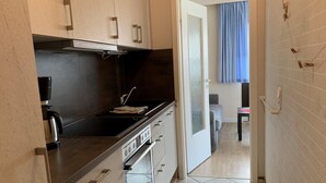Una cocina moderna con estufa, horno y cafetera.