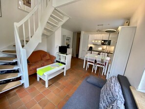 TV, fireplace, stereo