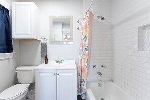 Een haardroger, handdoeken