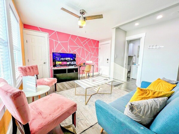 Een smart-tv en een kantoor