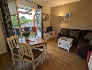 Televisie, een dvd-speler en een stereo