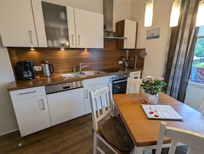 Kühlschrank, Geschirrspüler, Wasserkocher mit Kaffee-/Teezubehör