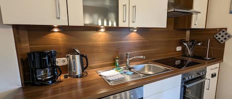 Kylskåp, diskmaskin, kaffe- och tebryggare och brödrost