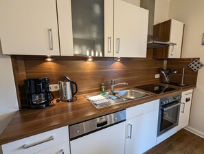 Kjøleskap, oppvaskmaskin, kaffetrakter/tekoker og brødrister