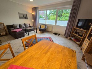 Fernseher, Kamin, Stereoanlage