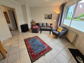 Fernseher, Kamin, Stereoanlage