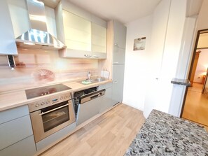 Frigorifero, microonde, forno, piano cottura