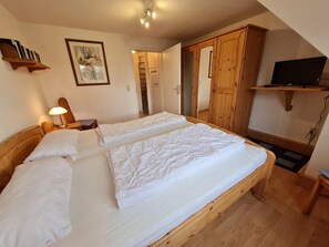 2 Schlafzimmer, Schreibtisch, Bügeleisen/Bügelbrett, WLAN