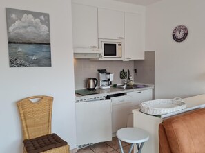 Geladeira, micro-ondas, cooktop, lava-louças