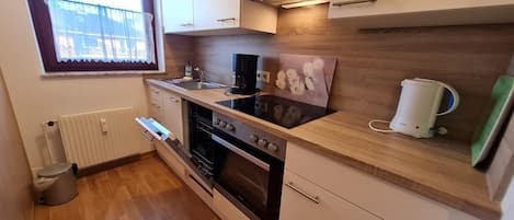Refrigerador, horno, parrilla de estufa y lavavajillas