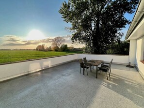 Outdoor dining - House Holiday - Apartment 1 - Well-kept vacation complex with 5 residential units in a quiet area. (Dahme)