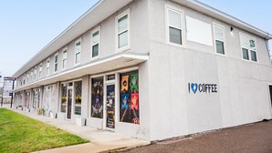 A modern building with a flat roof and large windows. - Central 1BDR+RemoteWork+Extended Stay+Pets OK (Corpus Christi)