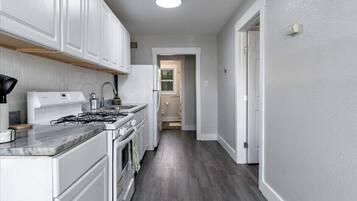 Een koelkast, een microgolfoven, een oven, een kookplaat