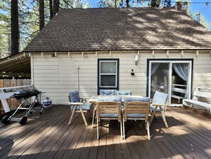 Outdoor dining - Cozy central Tahoe cabin, miles from Heavenly Ski resort. (South Lake Tahoe)