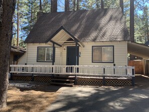 Exterior - Cozy central Tahoe cabin, miles from Heavenly Ski resort. (South Lake Tahoe)