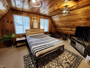2 bedrooms, iron/ironing board, free WiFi, bed sheets - Cozy central Tahoe cabin, miles from Heavenly Ski resort. (South Lake Tahoe)