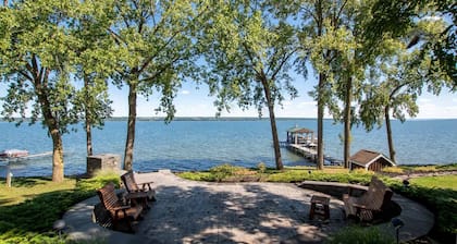 Cayuga Belle: Gorgeous Cayuga Lake Estate! Fabulous Views!