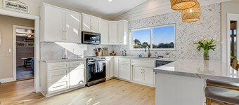 Stylish house w/hot tub, fireplace, game room, beach access, sunset/ocean views