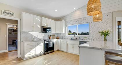 Stylish house w/hot tub, fireplace, game room, beach access, sunset/ocean views