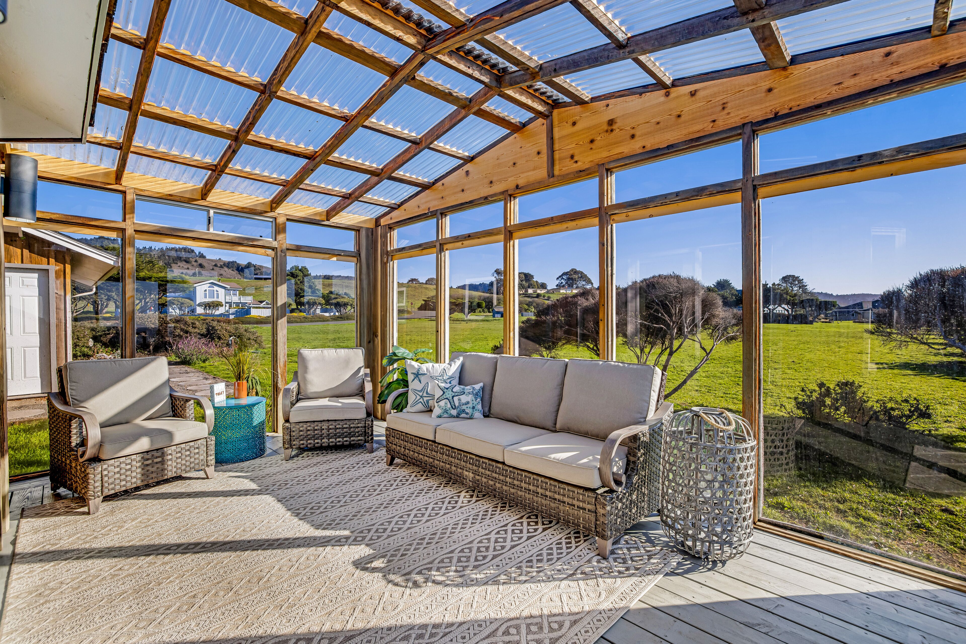 Stylish house w/hot tub, fireplace, game room, beach access, sunset/ocean views