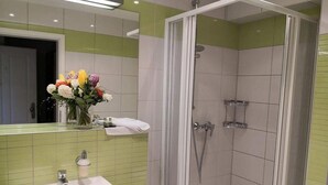 A bathroom with a shower, sink, and toilet. - Cozy vacation apartment Remise Bayard RE-12 in idyllic village on Usedom - (Stolpe auf Usedom)