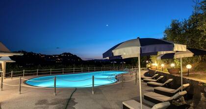 Atemberaubendes alleinstehendes Ferienhaus für 14 Personen mit W-LAN, Klimaanlage, privatem Pool