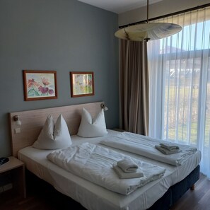 2 bedrooms, desk, WiFi