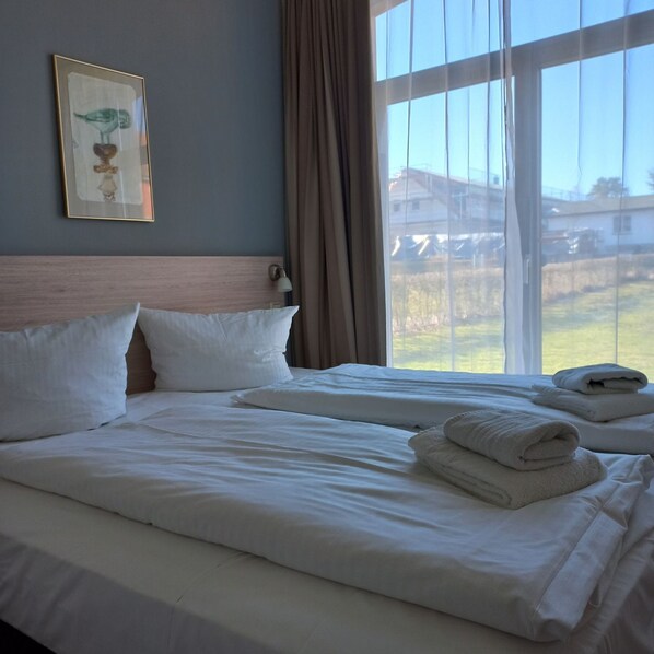 2 bedrooms, desk, WiFi