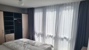 1 bedroom, desk, WiFi