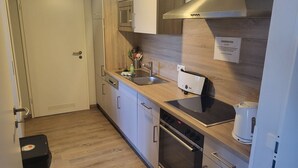 Una cocina moderna equipada con microondas, horno y cafetera.