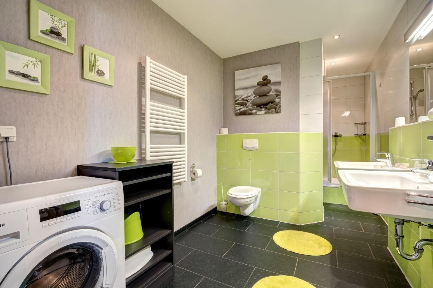 Un baño moderno con lavadora, inodoro y lavamanos.