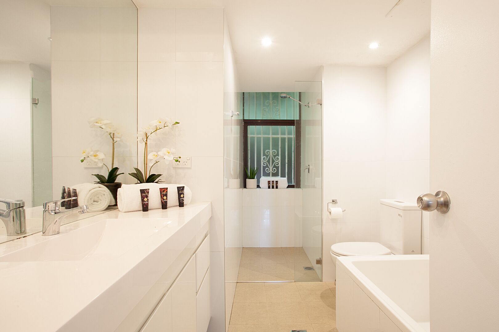 Double Bay three-bedroom apartment with pool — image 18