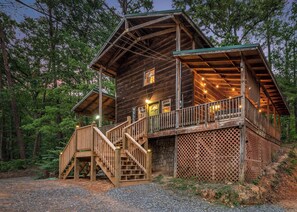 Exterior - 2 King Beds - Hot Tub - 10 min to parkway (Sevierville)