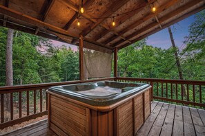 Outdoor spa tub - 2 King Beds - Hot Tub - 10 min to parkway (Sevierville)