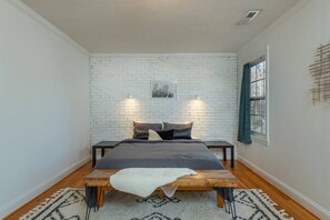 8 slaapkamers, een strijkplank/strijkijzer, wifi, beddengoed