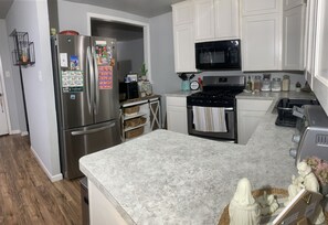 Fridge, microwave, oven, stovetop - Spacious&Cozy 3BR/Free WiFi/1.4 miles from DT (Cleburne)