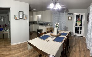 Dining - Spacious&Cozy 3BR/Free WiFi/1.4 miles from DT (Cleburne)