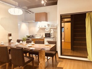 Fridge, microwave, stovetop, electric kettle - 1 house for rent 4LDK (大阪市)