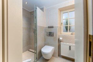 Regadera, secadora de cabello, toallas