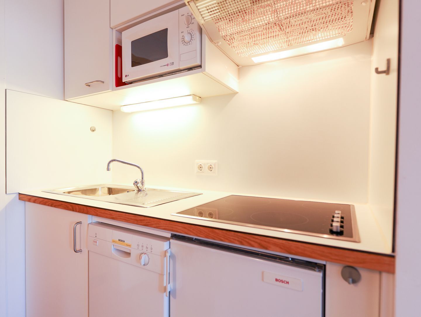 Refrigerador, microondas, parrilla de estufa y lavavajillas 