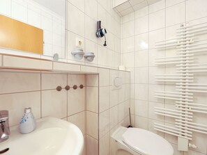 Douche, sèche-cheveux, serviettes fournies