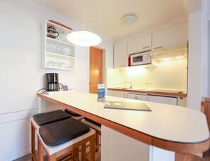 Fridge, microwave, stovetop, dishwasher - Left - House Rolf - Left (Sylt)