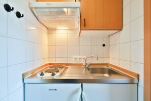 Réfrigérateur, four à micro-ondes, surface de cuisson, cafetière-théière