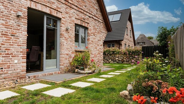 A brick house with a garden path leading to the entrance. - Lille Kamp 1, Germany (Sylt-Ost)
