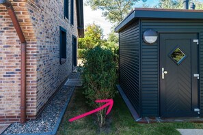 Unclassified image, 5 of 18, button