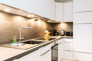 Kühlschrank, Ofen, Herdplatte, Geschirrspüler