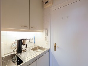 Fridge, stovetop, coffee/tea maker, electric kettle